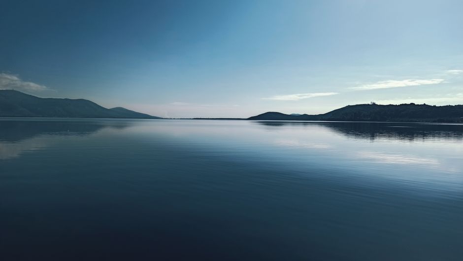 窓辺のやわらかな光の中で過ごす穏やかな情景